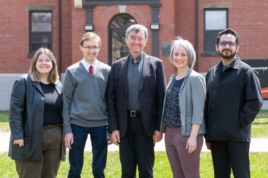  Dr. Philip Smith (centre), professor of psychology and director of clinical training for the 91̽ PsyD program, with students Tessa O'Donnell, Vincent Salabarria, Shauna Reddin, and Faraz Mirza